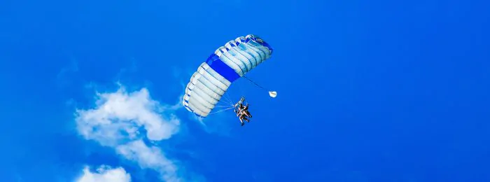 para-gliding-blue-sky