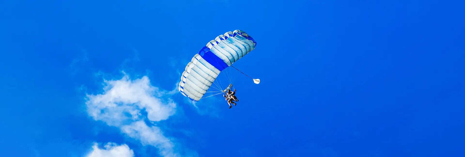 para-gliding-blue-sky