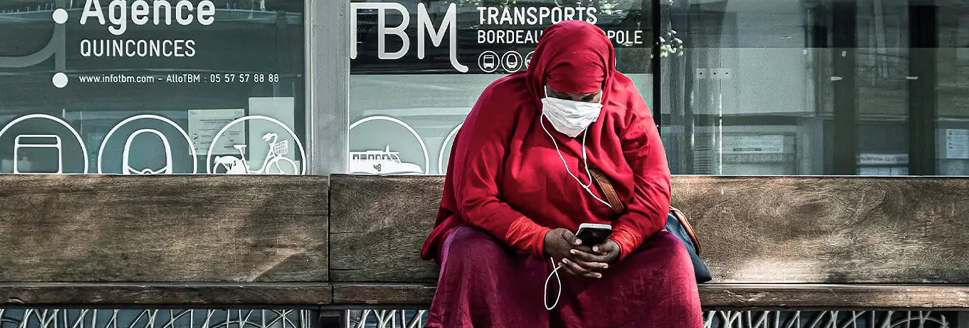 woman-sitting-on-bench-wearing-mask