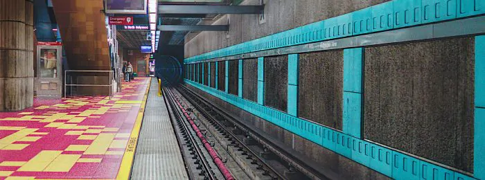 colorful-wall-and-ceiling-in-a-subway-tunnel